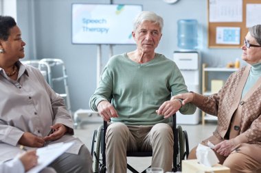 Özürlü kıdemli bir adamın portresi destek grubunda duygularını paylaşıyor.