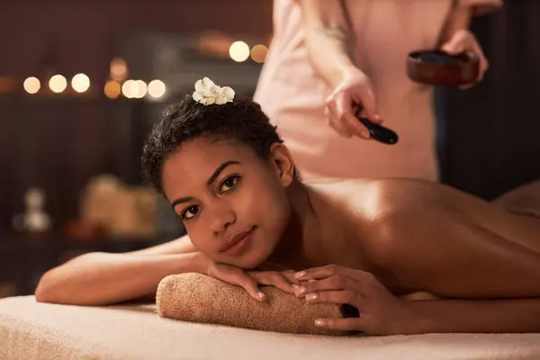Ung Kvinna Geeting Stress Lättnad Heta Stenar Massage Spa Salong — Stockfoto