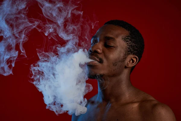 Póló Nélküli Afro Amerikai Fickó Fújja Felhő Vastag Füst Miközben — Stock Fotó