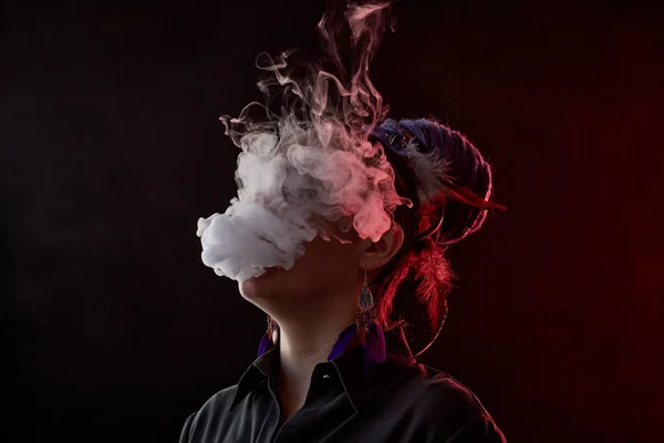 Gruesa Nube Vapor Blanco Que Esconde Cara Una Joven Fumadora — Foto de Stock