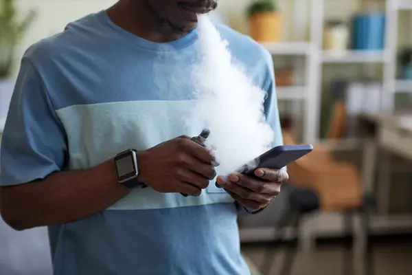 Afro Américain Avec Cigarette Dans Main Textos Dans Smartphone Libérant — Photo
