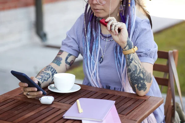 Молодая Женщина Татуировками Руках Смс Ками Смартфоне Дымящейся Перьевой Ручкой — стоковое фото