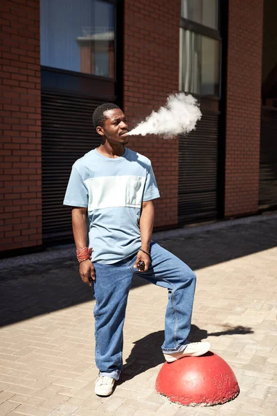 Jovem Negro Shirt Azul Jeans Fumando Rua Dia Ensolarado Enquanto — Fotografia de Stock