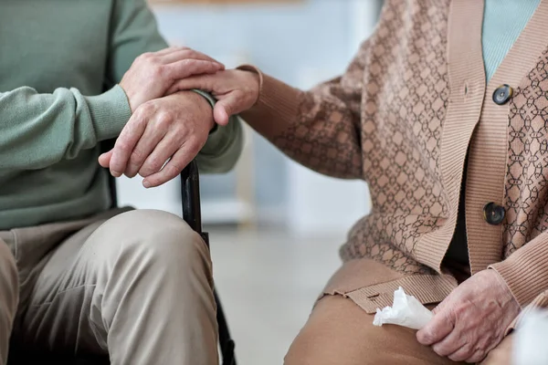 Terapi Seansı Sırasında Ele Tutuşan Tanınmayan Yaşlı Çiftlerin Yakınlaşması — Stok fotoğraf