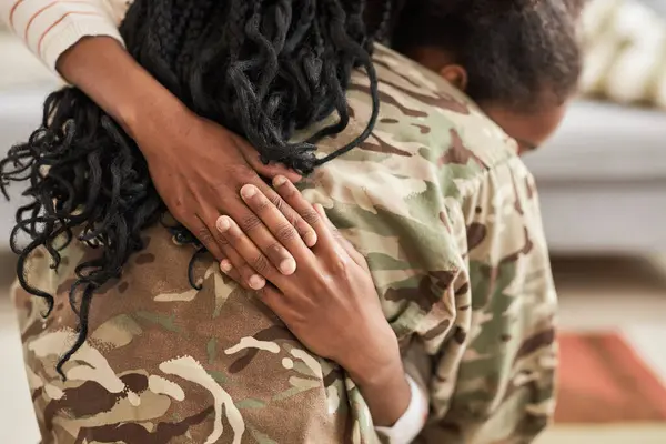 Primer Plano Mamá Militar Uniforme Abrazando Pequeño Hijo Antes Levantarse —  Fotos de Stock
