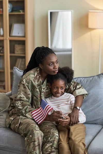 Afrikalı Amerikan Askeri Annesi Küçük Kızıyla Evde Vakit Geçiriyor Kanepede — Stok fotoğraf