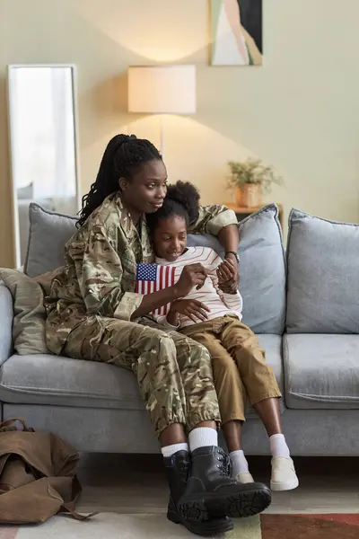 Függőleges Kép Afroamerikai Anyáról Aki Lányával Tölti Idejét Otthon — Stock Fotó
