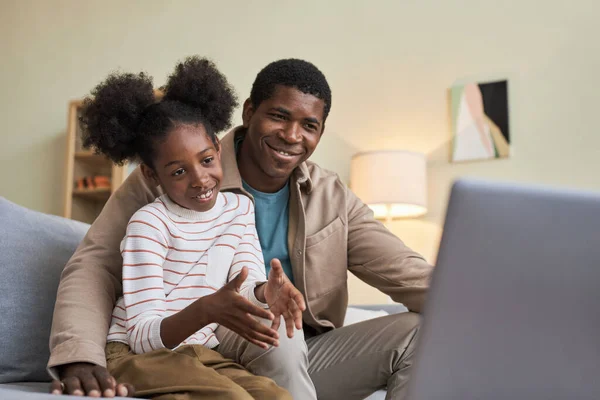 Padre Afroamericano Sentado Sofá Con Hija Pequeña Uso Computadora Portátil —  Fotos de Stock