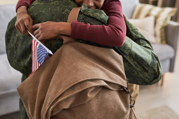Lähikuva Pikkutyttö Syleilee Hänen Sotilaallinen Isä Kun Hän Palaa Kotiin — kuvapankkivalokuva