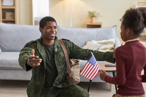 Afrikkalainen Amerikkalainen Sotilaallinen Isä Tulee Kotiin Hän Syleilee Pientä Tytärtään — kuvapankkivalokuva