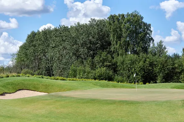 Solbelyst Bakgrund Bild Grönt Golffält Med Blå Himmel Och Inga — Stockfoto