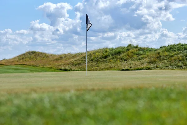 Bakgrundsbild Grönt Golffält Med Flaggstång Markering Hål Kopiera Utrymme — Stockfoto