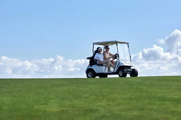 Minimales Hintergrundbild Eines Sportlichen Paares Das Einen Golfwagen Über Das — Stockfoto