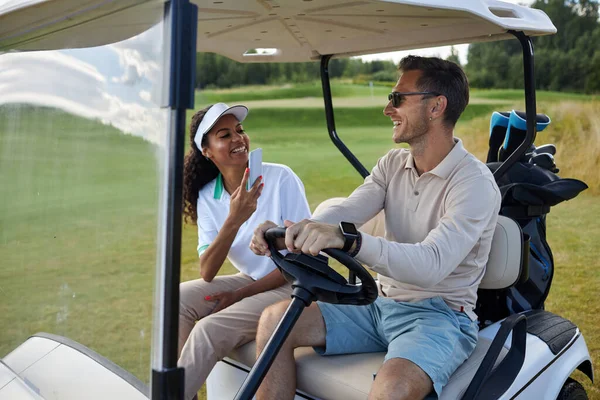 Porträt Eines Multiethnischen Sportlichen Paares Das Freien Golfcart Fotos Macht — Stockfoto