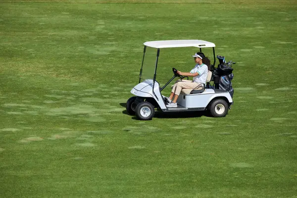 Vista Ángulo Alto Mujer Joven Conduciendo Carro Golf Campo Verde —  Fotos de Stock