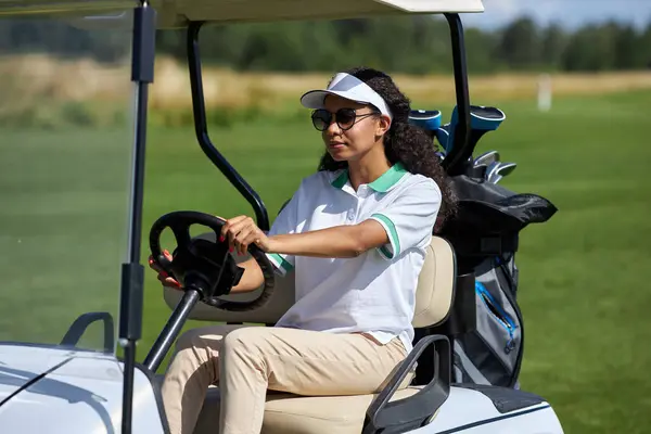 Ritratto Giovane Donna Nera Che Guida Golf Cart Sul Campo — Foto Stock