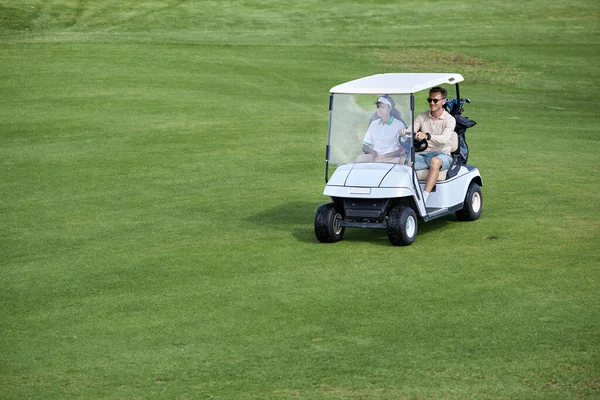 Weitwinkel Ansicht Von Paar Das Golfcart Auf Der Grünen Wiese — Stockfoto
