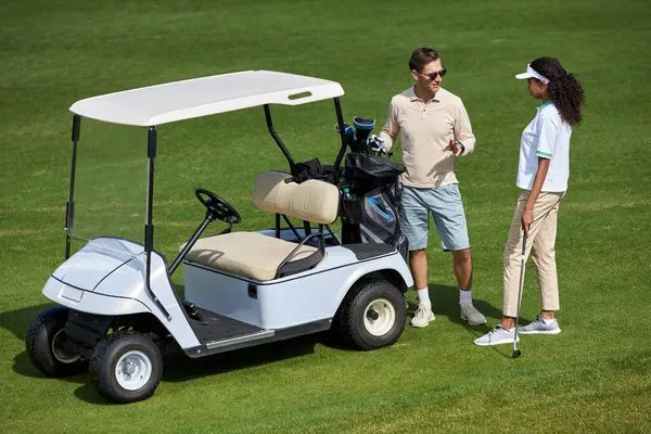Ganzkörperporträt Eines Eleganten Sportlichen Paares Das Golfwagen Auf Der Grünen — Stockfoto