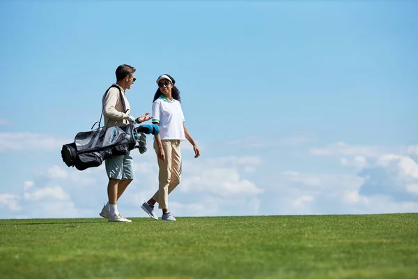 Portrait Latéral Minimal Élégant Couple Sportif Portant Sac Golf Marchant — Photo