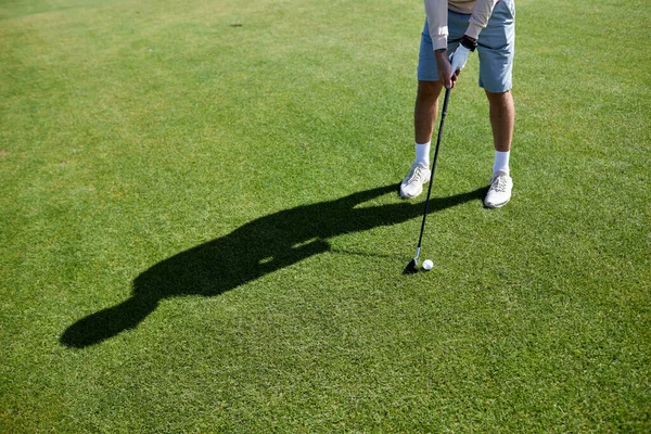 緑の草でゴルフをする認識できない男の低いセクションと完璧なショット コピースペースを目指す — ストック写真