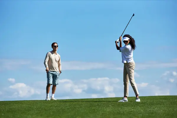 Ganztägiges Porträt Eines Aktiven Sportlichen Paares Beim Golfspielen Vor Blauem — Stockfoto