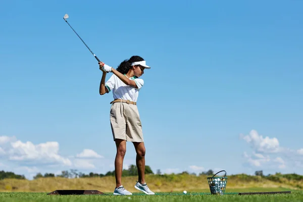 Vista Laterale Ritratto Donna Sportiva Che Gioca Golf Erba Verde — Foto Stock
