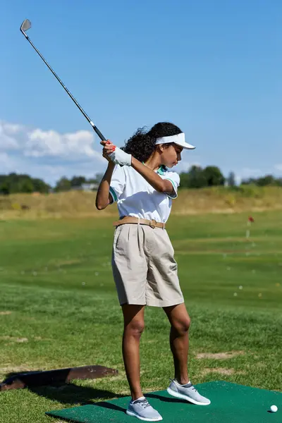 Ritratto Verticale Figura Intera Donna Sportiva Che Gioca Golf Erba — Foto Stock