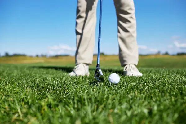 Sezione Bassa Uomo Irriconoscibile Che Gioca Golf Erba Verde Concentrarsi — Foto Stock