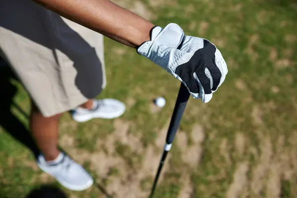 Ovanifrån Närbild Handskar Kvinnlig Hand Håller Golfklubb Utomhus Mot Gräs — Stockfoto