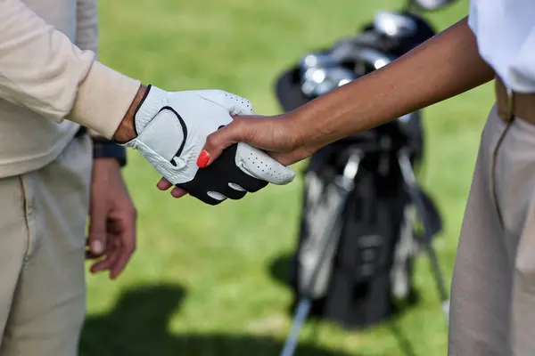 Primo Piano Due Giocatori Golf Che Stringono Mano Dopo Partita — Foto Stock
