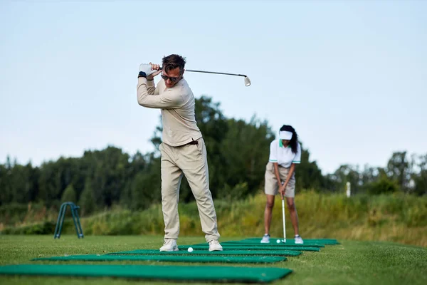 Ritratto Completo Uomo Sportivo Che Gioca Golf All Aperto Club — Foto Stock