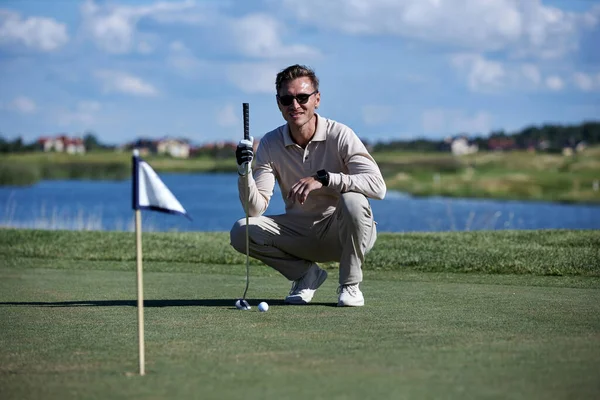 Açık Havada Gülümseyen Erkek Golfçünün Portresi Golf Sahasındaki Delikte Mükemmel — Stok fotoğraf