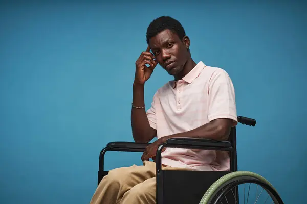 Minimales Porträt Eines Schwarzen Jungen Mannes Mit Behinderung Rollstuhl Vor — Stockfoto