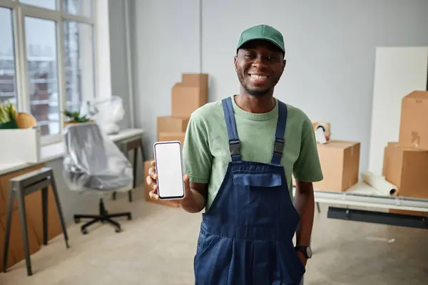Ritratto Lavoratore Afroamericano Uniforme Che Mostra Numero Telefono Sullo Smartphone — Foto Stock