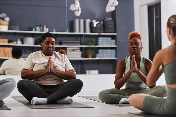 Donne Afroamericane Sedute Posizione Loto Meditare Con Istruttore Durante Allenamento — Foto Stock