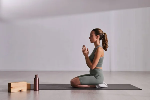 Giovane Donna Che Esercizi Yoga Sul Tappeto Esercizio Nel Fitness — Foto Stock