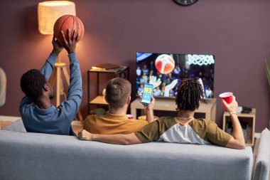 Bir grup arkadaş evde basketbol maçı izleyip bira içiyorlar.