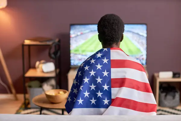 观看国内足球比赛时身穿美国国旗的体育迷的背景图 复制空间 — 图库照片