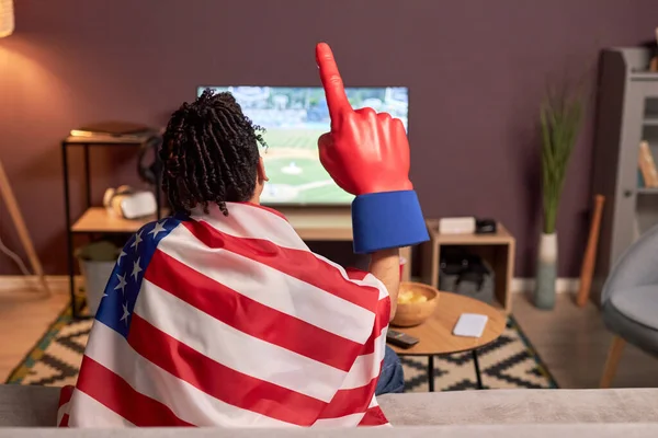 观看国内电视转播的棒球赛和欢呼的同时 还可以看到体育迷身穿旗子的倒影 — 图库照片