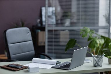 Ofisteki modern çalışma masasının arkaplan resmi canlı yeşil bitkilerle süslenmiş, kopyalama alanı