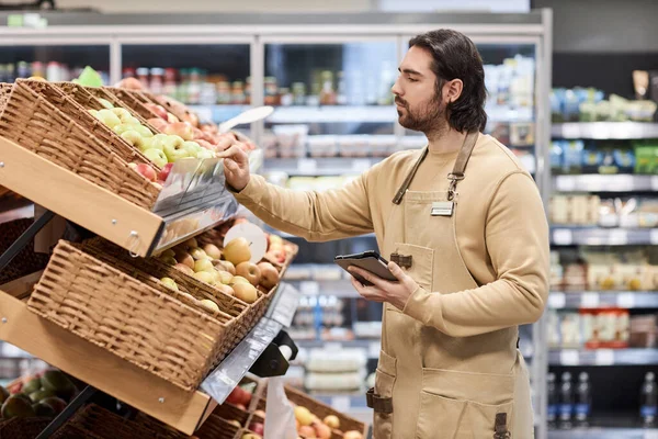 Retrato Cintura Hacia Arriba Del Trabajador Masculino Supermercado Revisando Productos —  Fotos de Stock