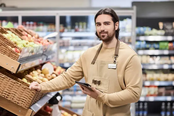 Retrato Cintura Hacia Arriba Del Trabajador Masculino Supermercado Mirando Cámara —  Fotos de Stock