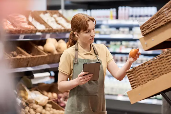 Taille Omhoog Portret Van Jonge Vrouw Werken Supermarkt Controleren Verse — Stockfoto