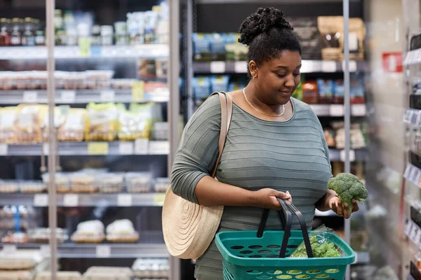 Cintura Até Retrato Mulher Negra Real Comprando Legumes Frescos Supermercado — Fotografia de Stock