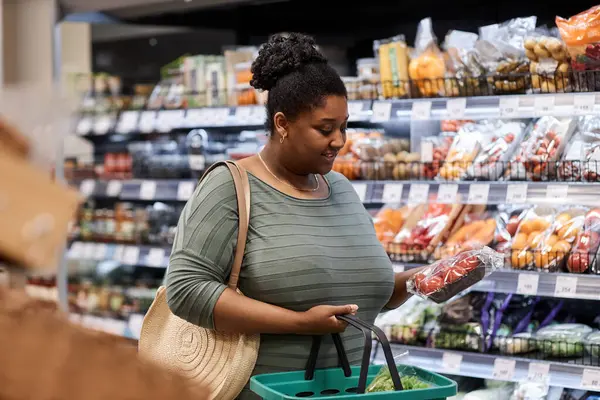 Retrato Cintura Hacia Arriba Una Mujer Negra Real Comprando Comestibles —  Fotos de Stock