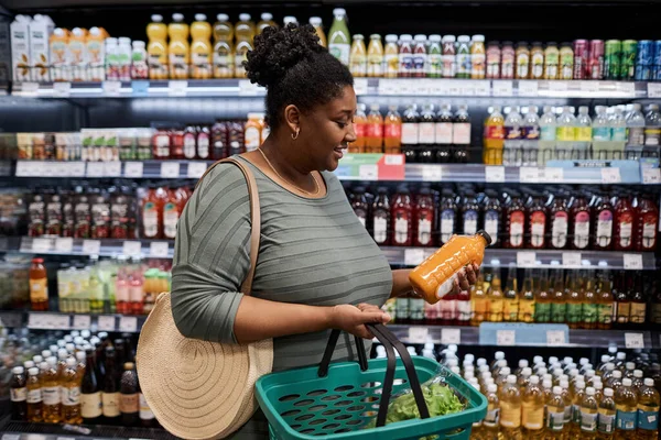 Vista Lateral Retrato Sorrindo Mulher Negra Compras Supermercado — Fotografia de Stock