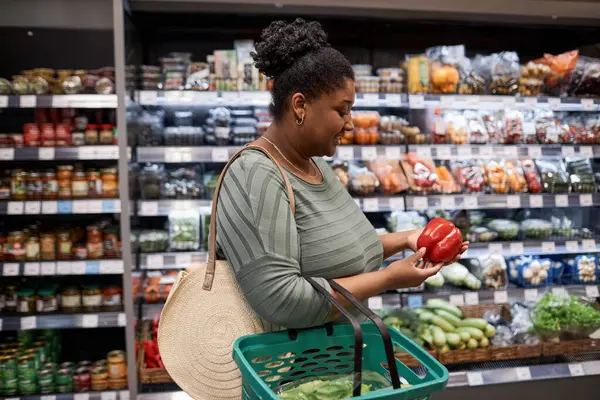 Vista Lateral Retrato Sorrindo Mulher Negra Compras Supermercado Compra Legumes — Fotografia de Stock