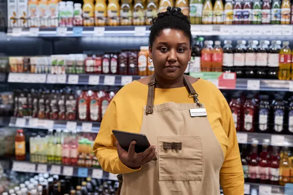 Cintura Hacia Arriba Retrato Joven Mujer Negra Que Trabaja Supermercado —  Fotos de Stock