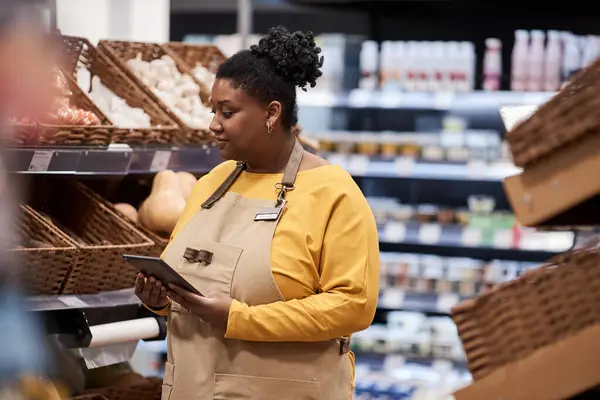 Zijaanzicht Portret Van Echte Zwarte Vrouw Werken Supermarkt Het Dragen — Stockfoto