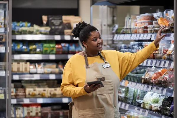 Retrato Cintura Una Mujer Negra Sonriente Que Trabaja Supermercado Usa —  Fotos de Stock